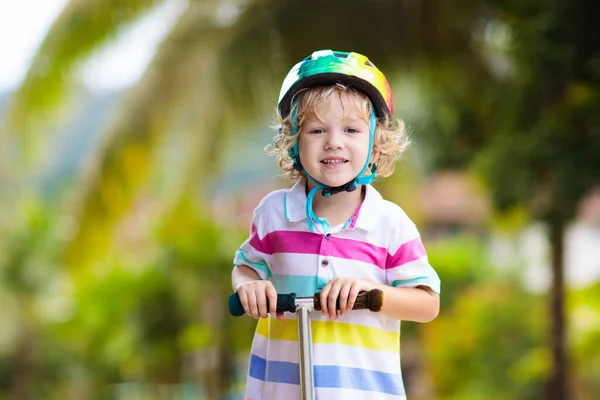 Pequeño Niño Montando Scooter Los Niños Montan Patinete Niño Jugando —  Fotos de Stock