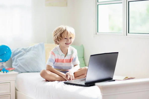 Aprendizagem Remota Online Menino Escola Com Computador Tendo Vídeo Conferência — Fotografia de Stock