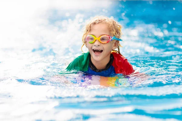 Child Learning Swim Outdoor Pool Tropical Resort Kids Learn Swimming — Stock Photo, Image