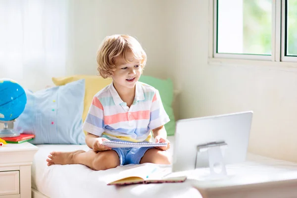 Aprendizaje Remoto Línea Niño Escuela Con Computadora Que Tiene Video — Foto de Stock