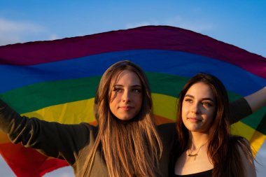 Lezbiyen kadınlar bayrak kaldırıyor gay gururu
