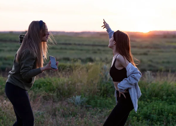 Dos Chicas Bailando Con Música Desde Smartphone Atardecer —  Fotos de Stock