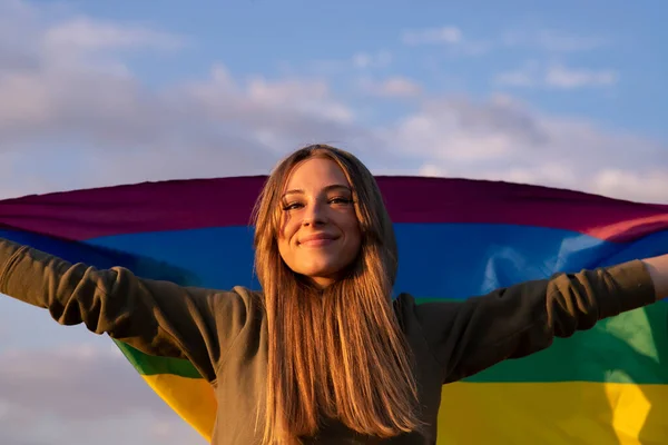 Vrouw Verhoogt Vlag Gay Trots — Stockfoto