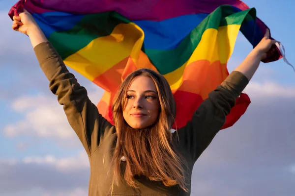 女性は旗ゲイの誇りを持ち — ストック写真