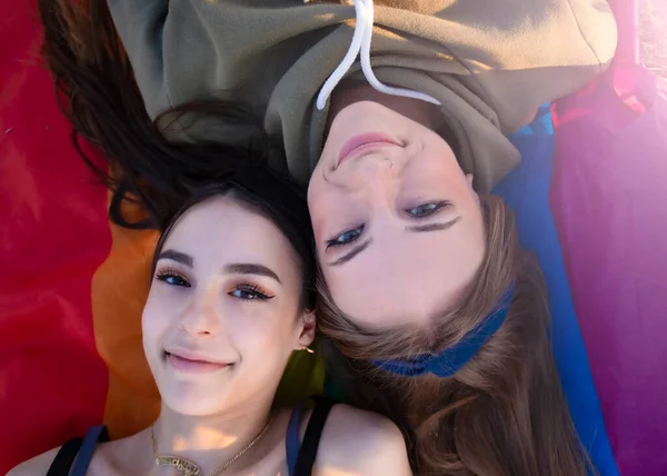 Zwei Lesbische Mädchen Liegen Auf Einer Gay Pride Flagge — Stockfoto