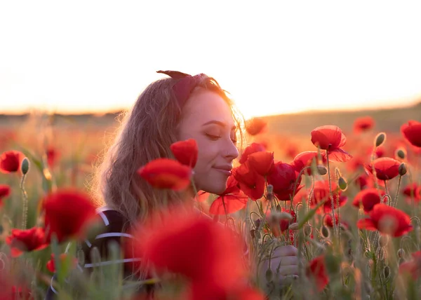 Campo Amapola Atardecer Mujer Rubia — Foto de Stock