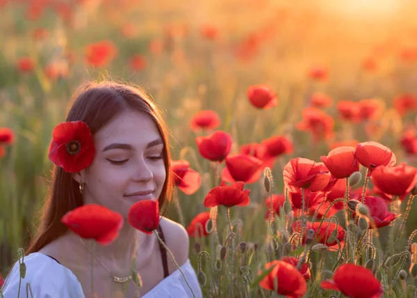 Макове Поле Заході Сонця Брюнетка Жінка Серед Квітів — стокове фото