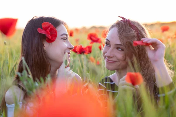 Dos Chicas Lesbianas Campo Con Flores —  Fotos de Stock