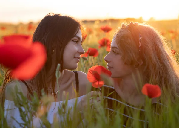 Dos Chicas Lesbianas Campo Con Flores — Foto de Stock