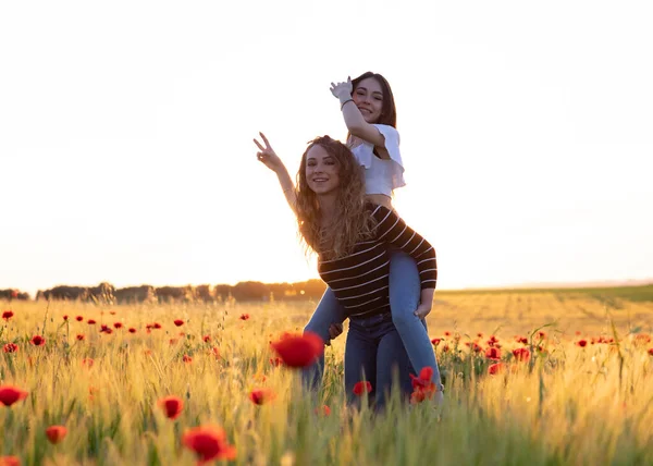 Chica Gran Abrazo Sube Espalda Amigo Día Muy Feliz — Foto de Stock