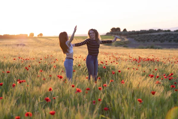 Dos Chicas Saltando Atardecer Campo Amapola — Foto de Stock