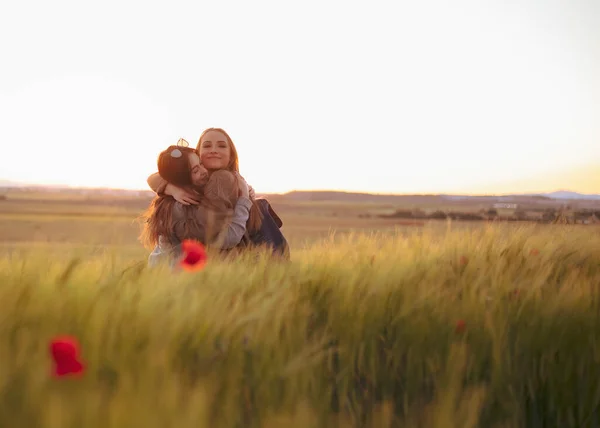 Dos Niñas Abrazándose Campo —  Fotos de Stock