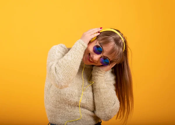 Una Hermosa Joven Escucha Música Con Auriculares Gafas Sol Manos —  Fotos de Stock