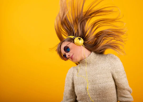 Una Hermosa Joven Escucha Música Con Auriculares Gafas Sol Pelo —  Fotos de Stock