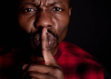 Afrikalı adam sessizliği parmakla gönderiyor, ırkçılığı durdurun.