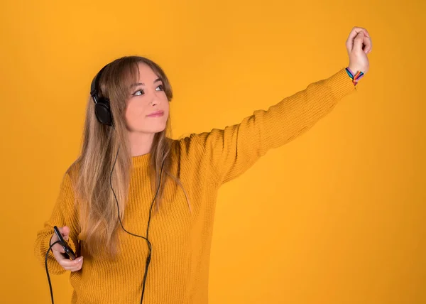 Chica Joven Escuchando Música Teléfono Inteligente Feliz Con Auriculares Sobre — Foto de Stock