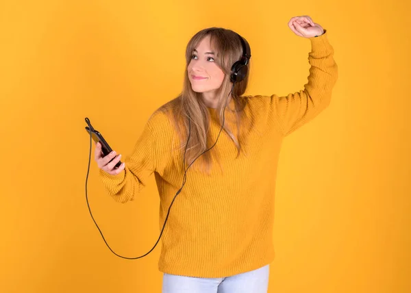 Chica Joven Escuchando Música Teléfono Inteligente Feliz Con Auriculares Sobre —  Fotos de Stock