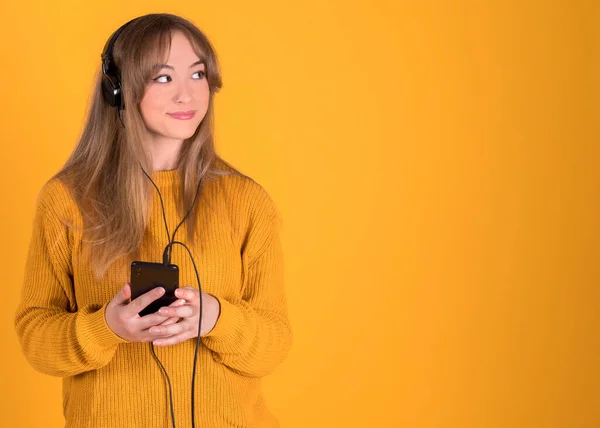 Chica Joven Escuchando Música Teléfono Inteligente Feliz Con Auriculares Sobre —  Fotos de Stock