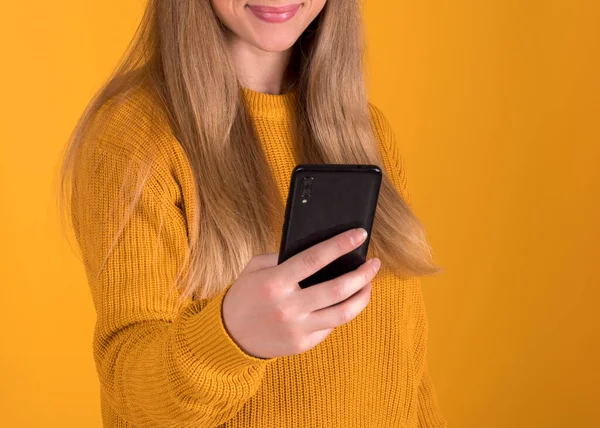 Chica Joven Tomando Selfies Con Teléfono Inteligente Sobre Fondo Amarillo — Foto de Stock