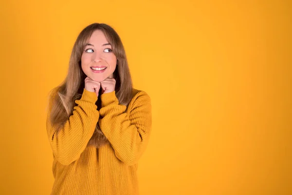 Mujer Feliz Con Las Manos Barbilla Fondo Amarillo —  Fotos de Stock