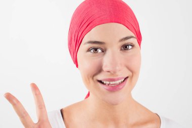 Kanserle savaşan pembe fularlı mutlu kadın.