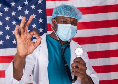 4 Temmuz 'da maskeli ve gözlüklü Afrikalı Amerikalı doktor,