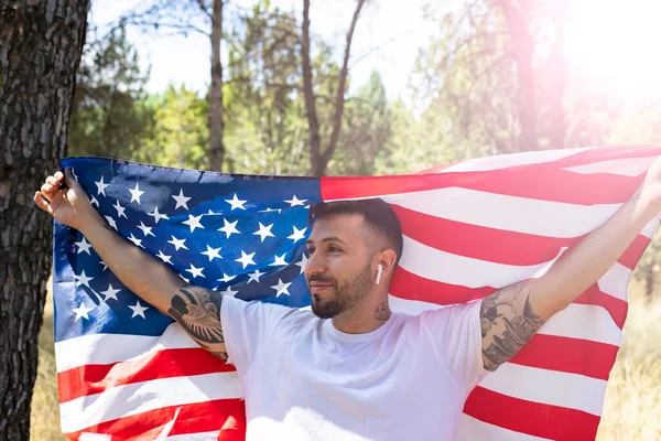 Hombre Feliz Con Bandera Los Estados Unidos —  Fotos de Stock