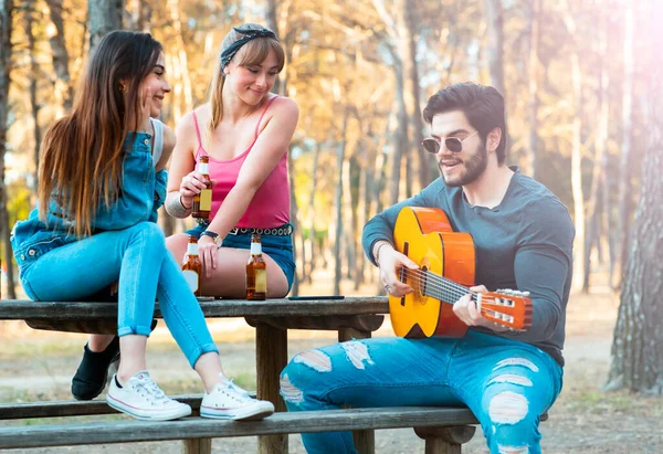 Junge Mit Mädchen Spielt Gitarre Und Singt Draußen Party — Stockfoto