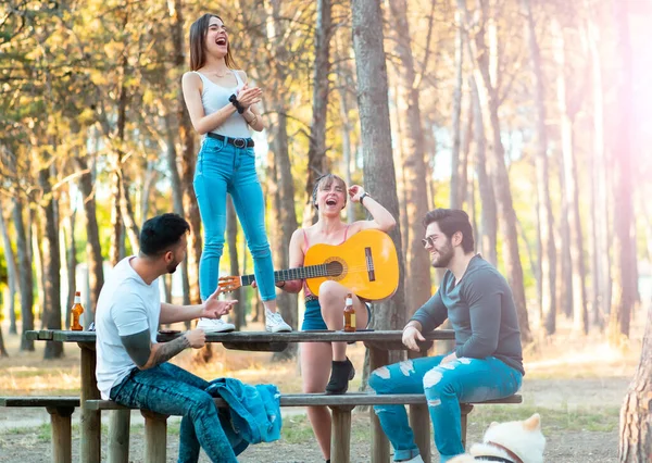 Jungen Und Mädchen Feiern Spielen Gitarre Und Tanzen Draußen Mit — Stockfoto