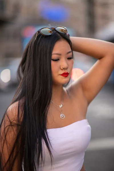 Jovem Bonita Asiática Sorrindo Mulher Feliz Andando Nas Ruas Cidade — Fotografia de Stock