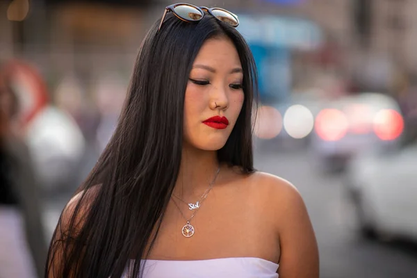 Jovem Bonita Asiática Sorrindo Mulher Feliz Andando Nas Ruas Cidade — Fotografia de Stock