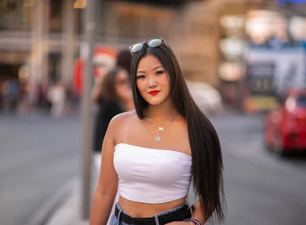 Jovem Bonita Asiática Sorrindo Mulher Feliz Andando Nas Ruas Cidade — Fotografia de Stock