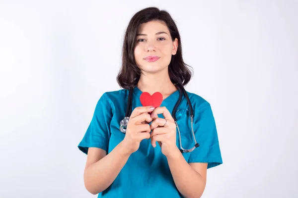 Hermosa Doctora Usando Corazón Rojo Sobre Fondo Blanco —  Fotos de Stock