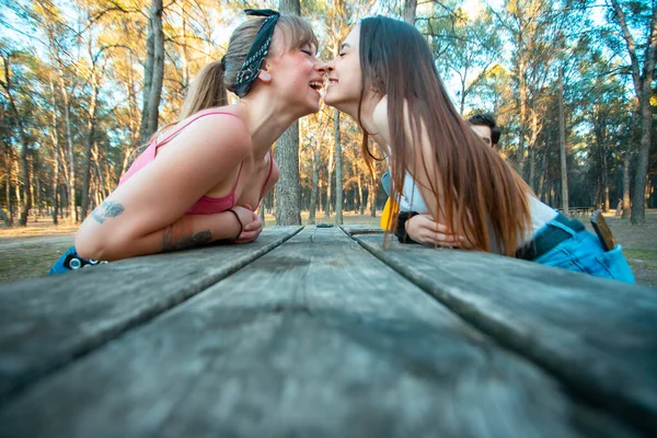 Twee Meisjes Kussen Elkaar Tafel — Stockfoto