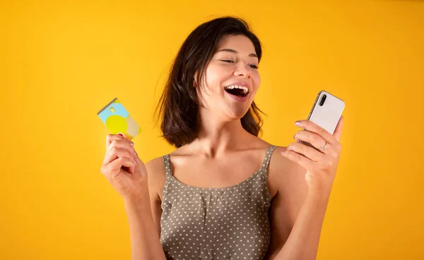 Mujer Feliz Utilizando Tarjeta Crédito Con Teléfono Inteligente Concepto Compras —  Fotos de Stock