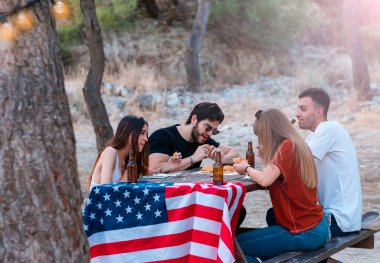 Arkadaşlar 4 Temmuz bayramını dışarıda kutluyorlar.