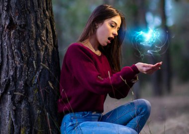 Ormandaki kadın elinde sihirli bir şey tutuyor.