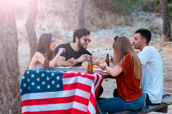 Amis Célébrant Juillet Vacances Avec Fête Plein Air — Photo