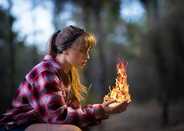 Mujer Con Fuego Sus Manos Bosque —  Fotos de Stock