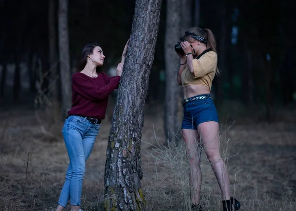 Dos Chicas Bonitas Tomando Fotos Con Una Cámara Bosque —  Fotos de Stock