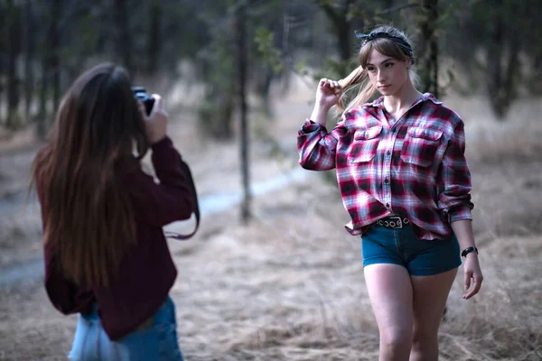 Две Симпатичные Девушки Фотографируют Камерой Лесу — стоковое фото