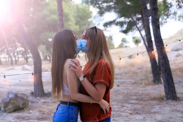 Pareja Joven Besándose Con Máscaras Protectoras Negras Pandemia Coronavirus Hombre —  Fotos de Stock