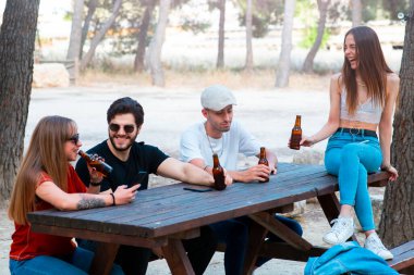 Gençler hafta sonunu dışarıda bir ormanda kutluyor.