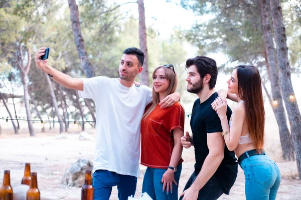 Gruppe Junger Leute Macht Selfie Freien — Stockfoto