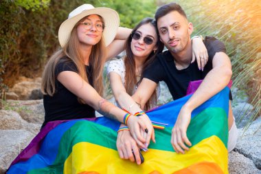 Gay onur partisinde bir grup genç kız ve erkek.
