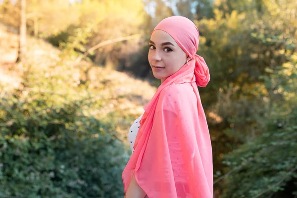 Femme Avec Cancer Portant Une Écharpe Rose Recherche Combattant — Photo