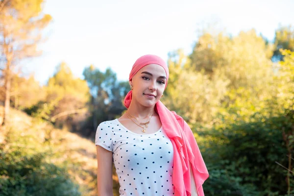 Kaukaska Kobieta Nosząca Chustę Głowie Wyniku Utraty Włosów Wyniku Chemioterapii — Zdjęcie stockowe