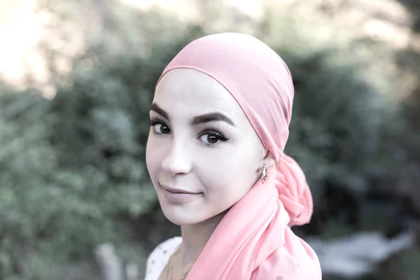 Femme Avec Une Écharpe Rose Sur Tête Sensibilisation Cancer — Photo