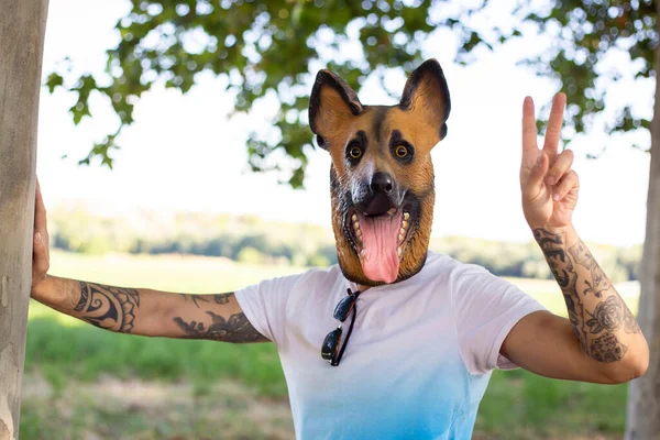 Sokakta köpek maskeli dövmeli adam Komik çılgın adam