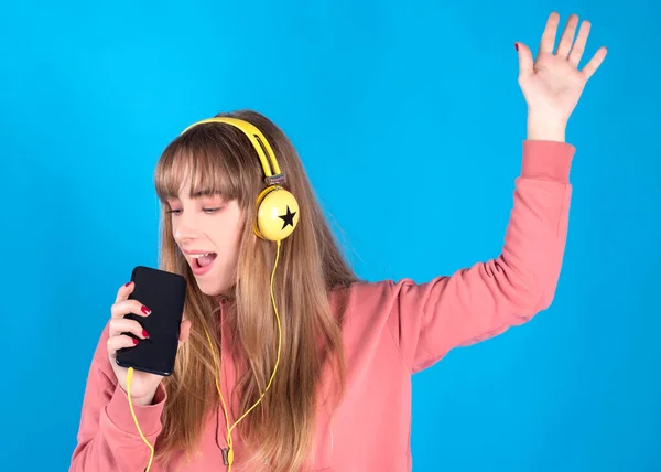 Mujer Con Gafas Auriculares Escucha Música Fondo Azul — Foto de Stock